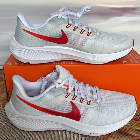 Nike WMNS Pegasus 39
White/Photon Dust/Brght
Crimson/University Red
Road Running - Picture 1 of 16